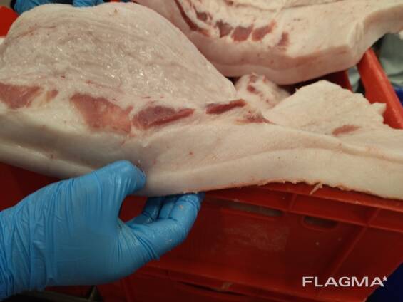 Продаваме плътна свинска мас на кожата