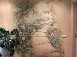 Ръчно изрисуване на стени от художник. Стенопис в апартамента